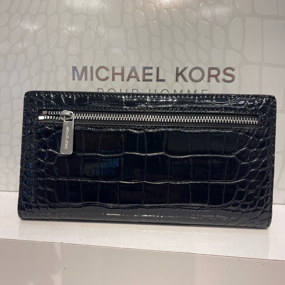 MICHAEL KORS Carson Large Snap Patent Crocodile Embossed Bifold Wallet
Black
NWT - Picture 4 of 16